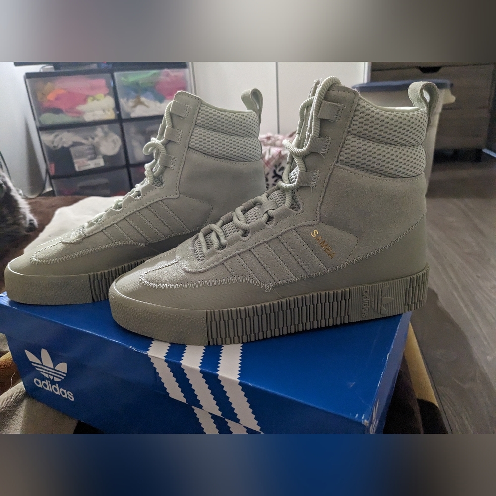 Adidas Samba boot, pale green size 8 women’s fits a women’s 8.5 comfortably too!